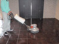 玄関まわりや共用廊下の月に１度のポリッシャー洗浄