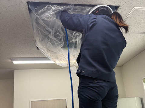 業務用エアコン分解洗浄中